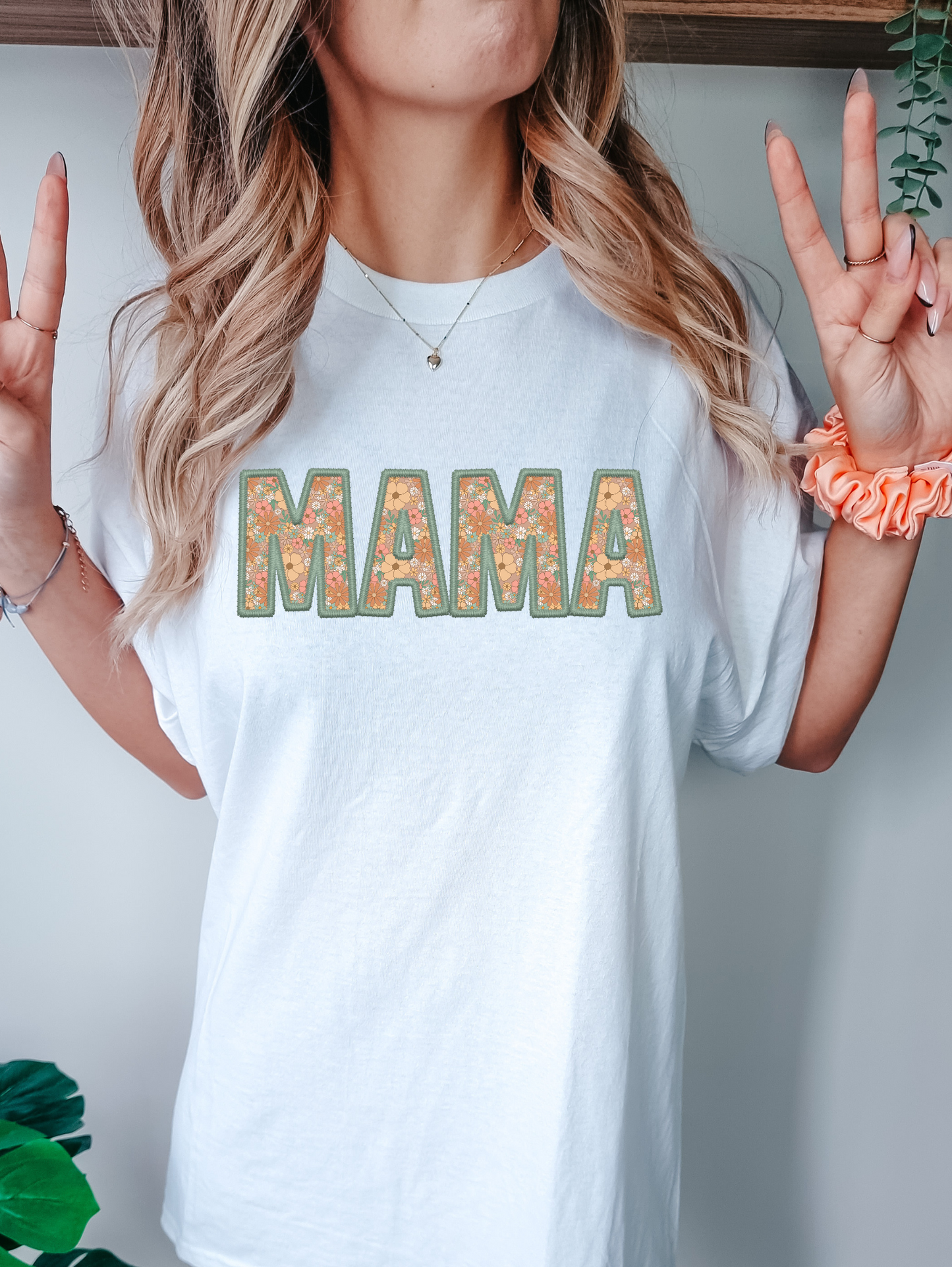Mama, green outline and flowers within letters
