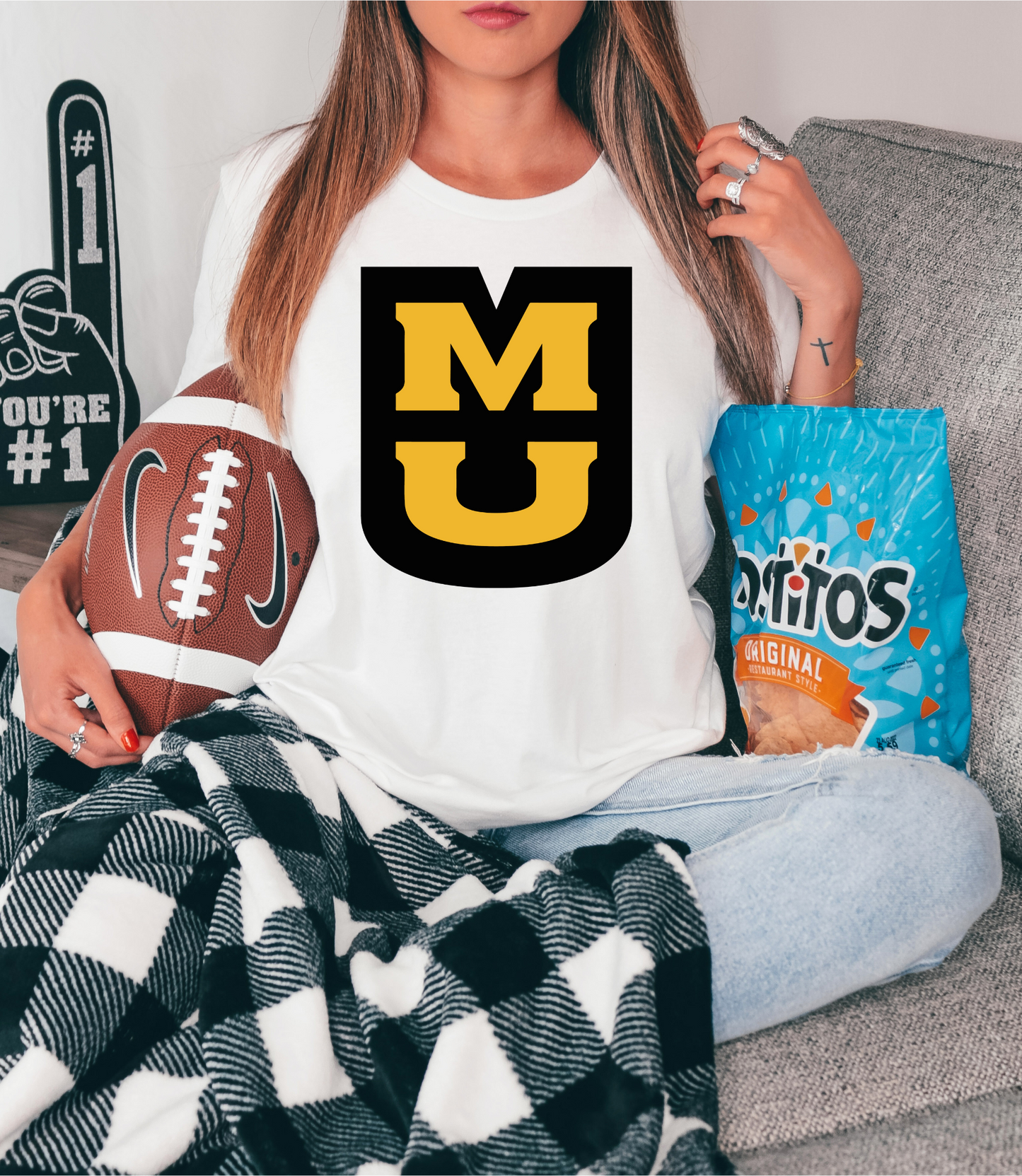 MU - yellow letters with black outline