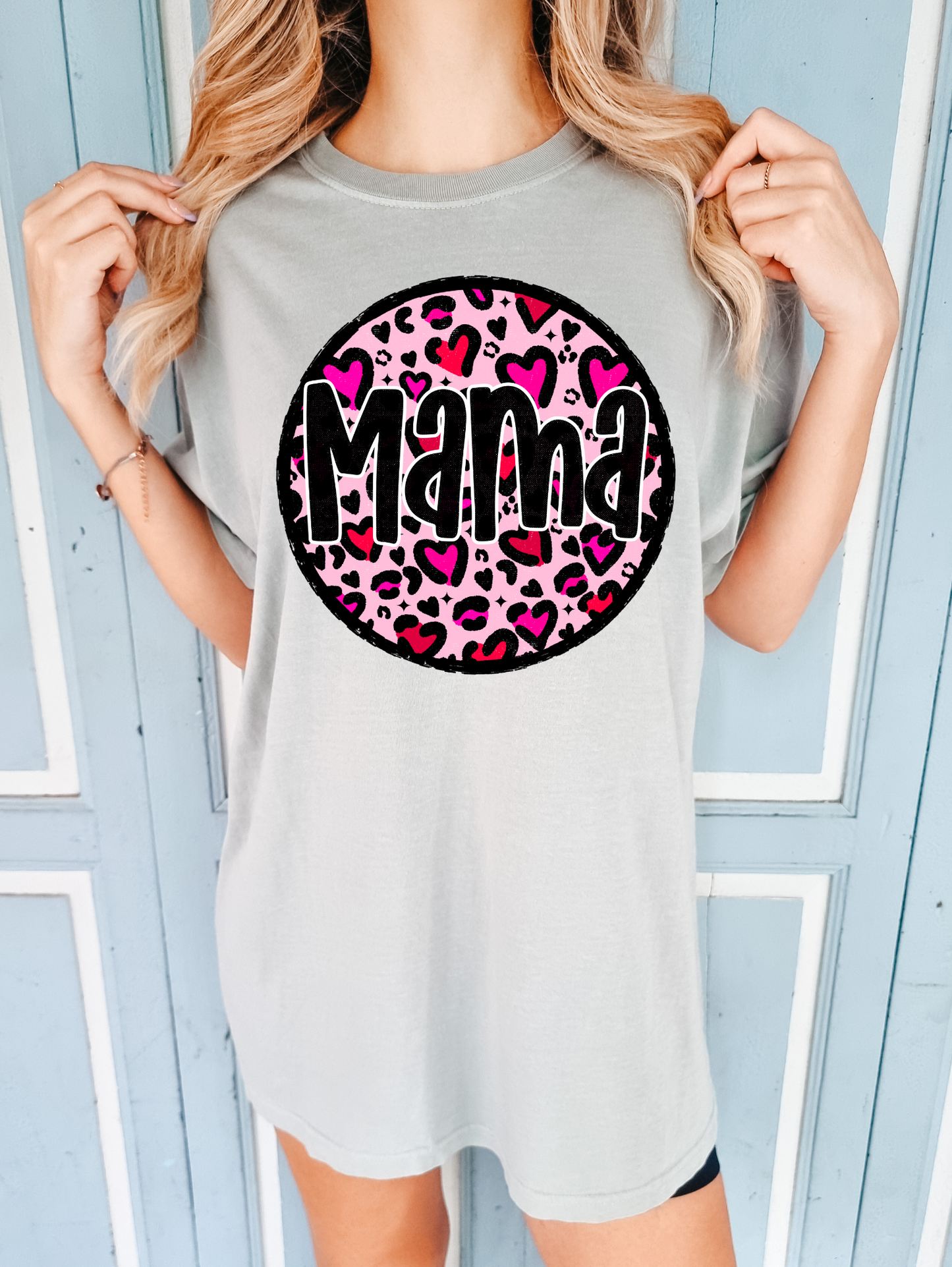 Mama, with pink heart background