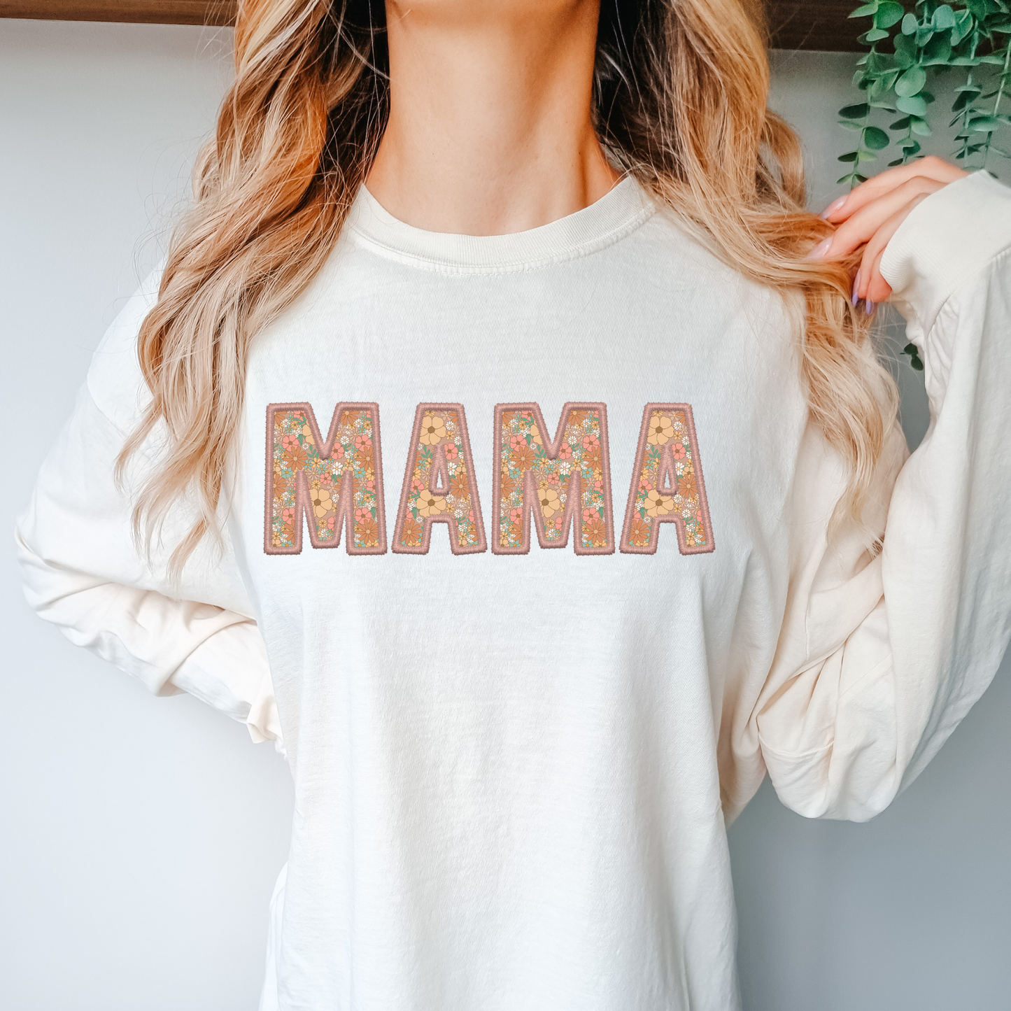 Mama - pink outline with flowers in letters
