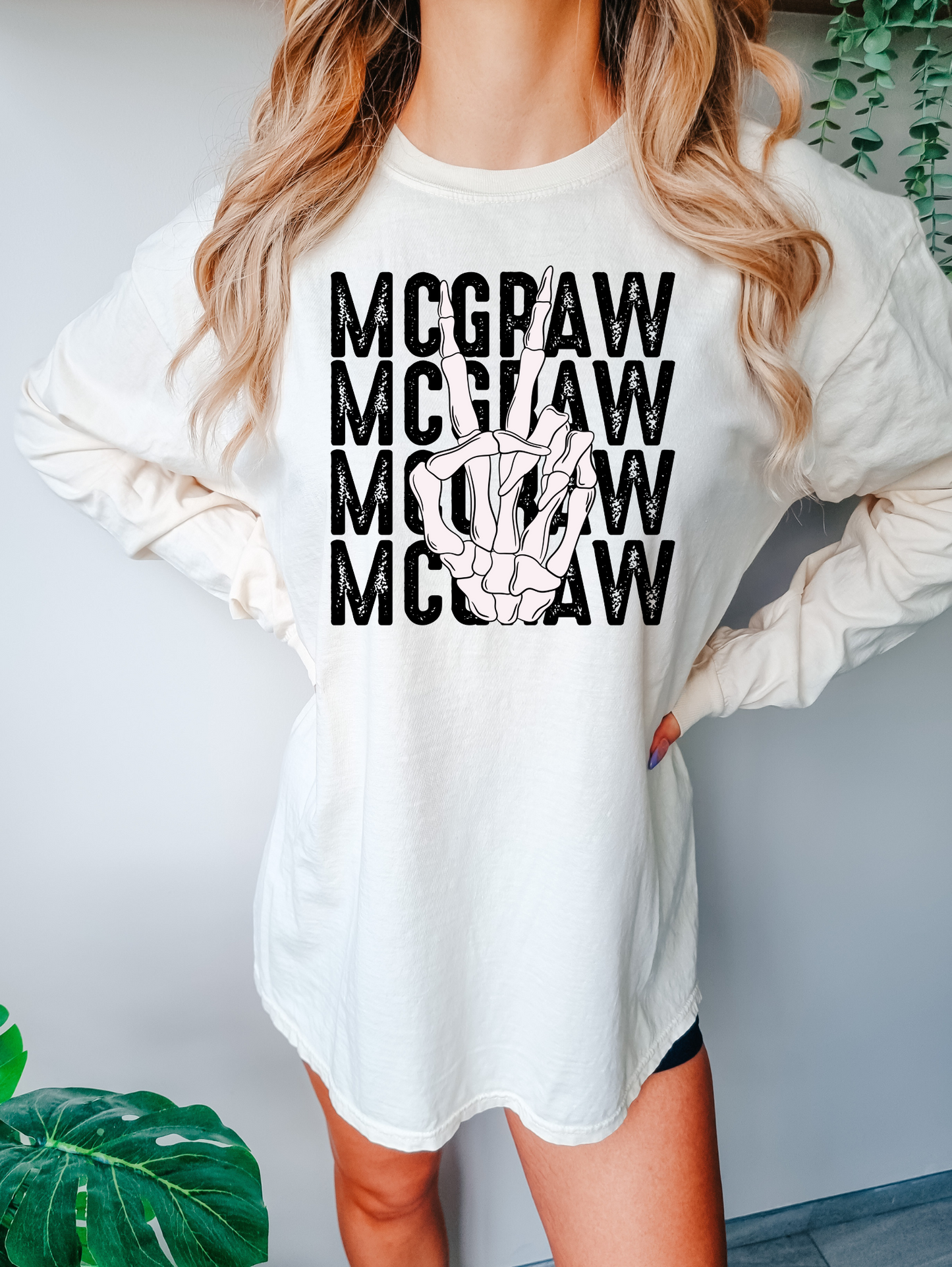 McGraw with peace sign - black